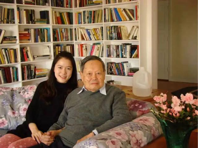 翁帆相伴21年，杨振宁去世后，继子杨光诺一句感谢话让她口碑暴涨