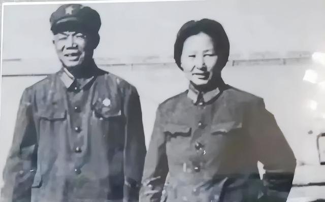 韩先楚的夫人有多美？这是1970留影，她50岁，皮肤白皙，气质非凡
