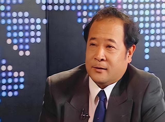 为何天安门不悬挂毛主席的照片，反倒要挂主席的画像？