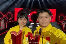笑喷!林诗栋蒯曼捧杯才发现奖杯太沉,石头无奈苦笑大丫头一脸惊讶图片