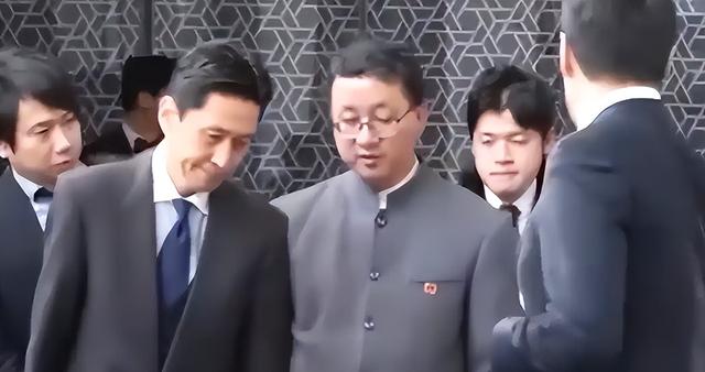 高市还没道歉，中日又出现新争端，日本要求解释 中方为何双手插兜