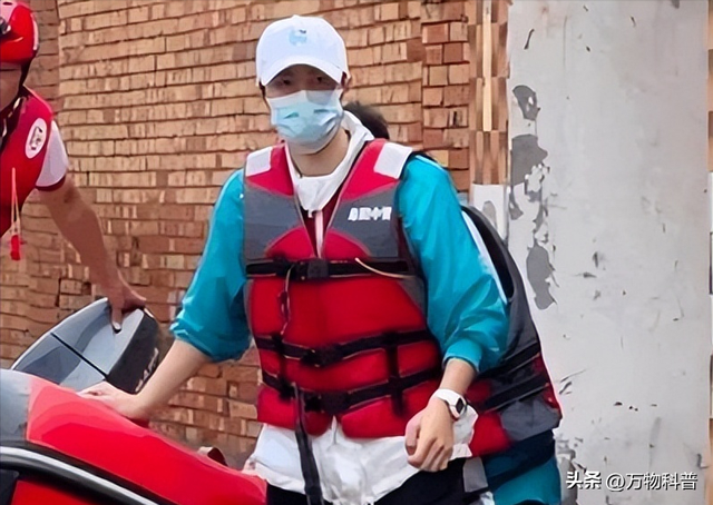 钱再多有什么用？28岁王一博手滑坠海，才懂陈道明那番话的含金量