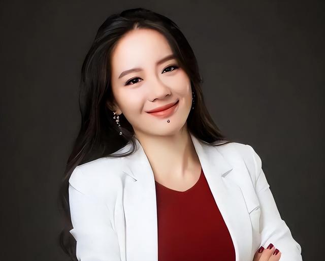 被美国罚款531亿，身家仍2300亿，前华人首富背后的女人是谁
