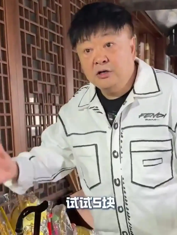 一顶乌毡帽引发的道歉，刺中文旅时代的“神经紧绷”