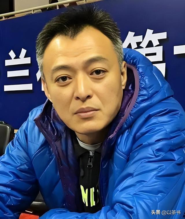 稀罕的男乒聚餐合影：王皓人群中特显眼，邱贻可的脸果然名不虚传