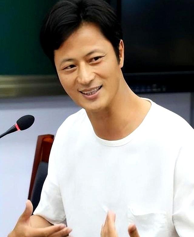 演了83部戏都没红，颜值不输靳东演技不输张译，如今47岁还在拍戏