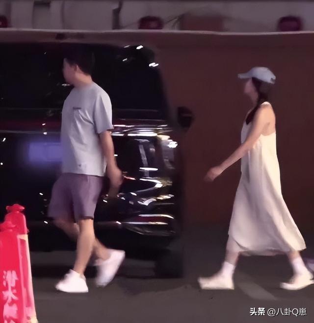 她是演员中的富婆，豪车多的开不过来，如今45岁却像年龄少女
