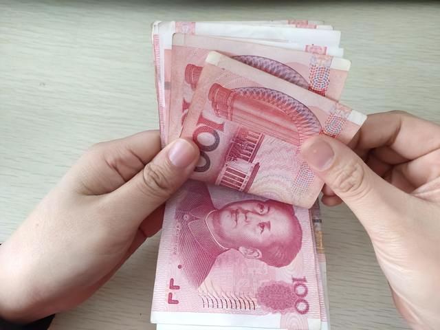 外卖小哥扶老人被讹3万，他借钱赔偿走人，次日接到90个电话