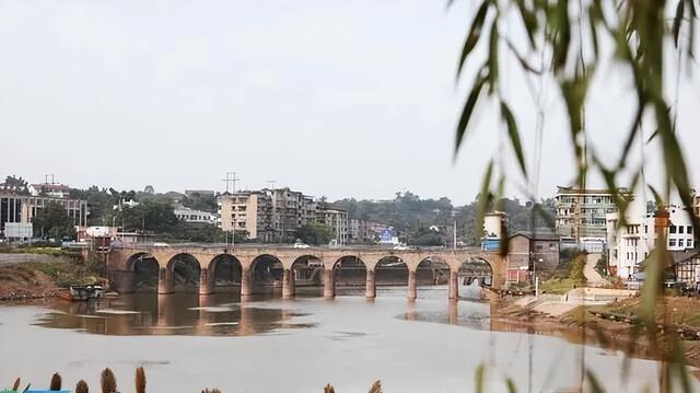 那些于苦寒处坚守的乡愁本真，恰似暗香浮动的老梅