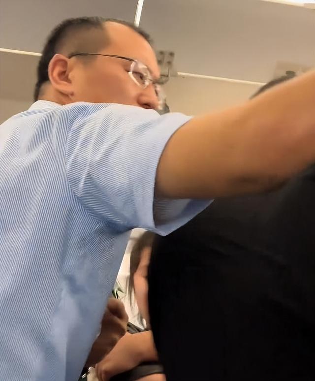 飞机打架后续：一家四口齐上阵，女子被推倒在地，始作俑者是孩子
