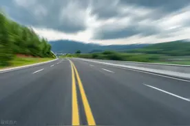 为什么高速上总有车喜欢刀片超车？图片
