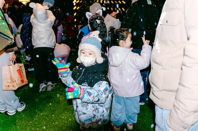 璀璨光影点亮冬日夜空，太原奥莱打造三晋首个千平光影迷宫——小雪节气浪漫飘雪，视听盛宴引爆冬季热潮