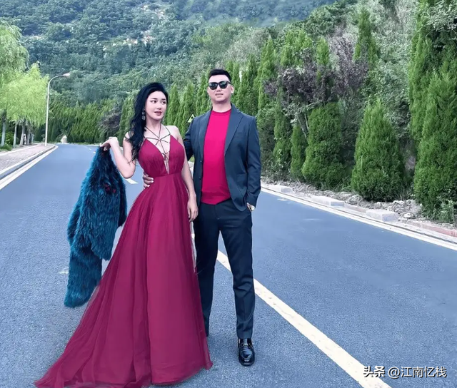 恭喜！43岁香港过气“艳星”再婚嫁山东小伙，火速造人肚子已显怀