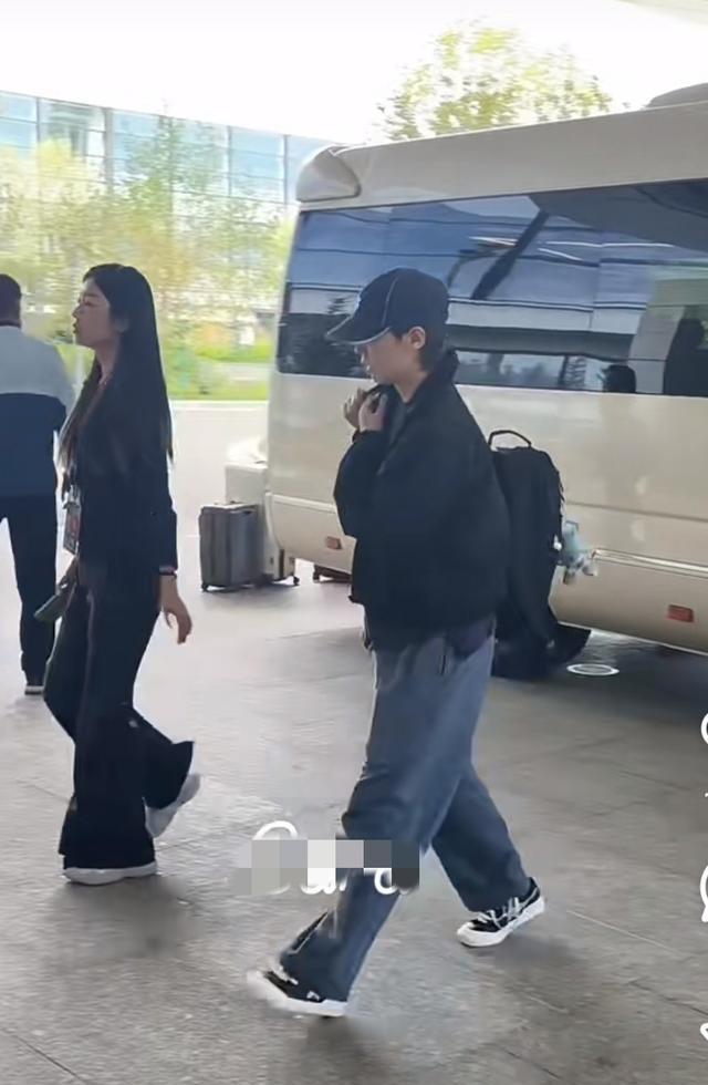 王曼昱今天已回北京，刘燚分享了女儿和王楚钦、孙颖莎的合影