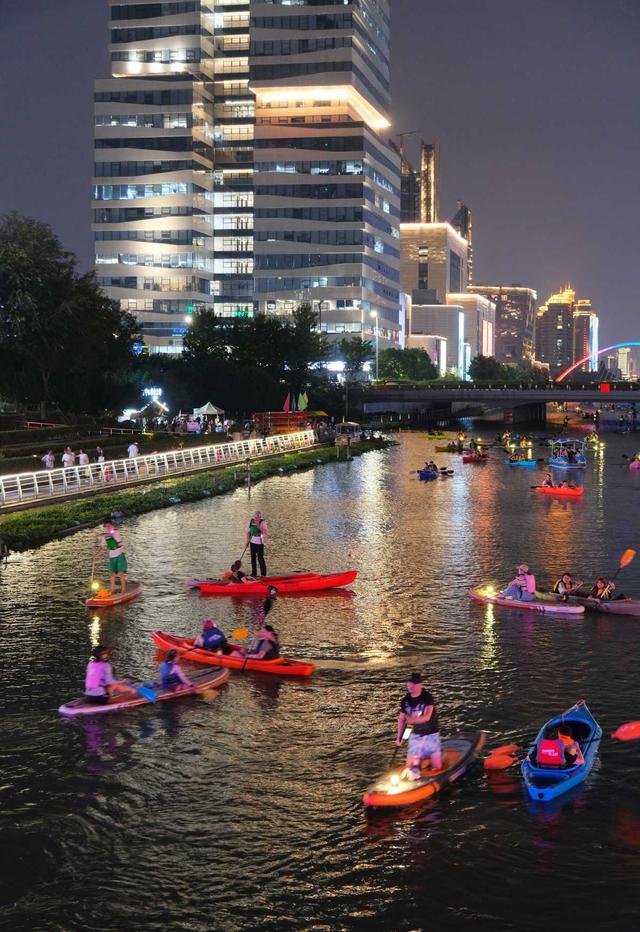 宁波东部新城夏夜“流动油画”
