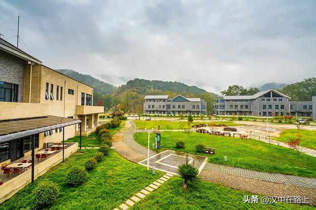 别把自己烤化了,赶紧去汉中黎坪享受22℃的清凉空调!