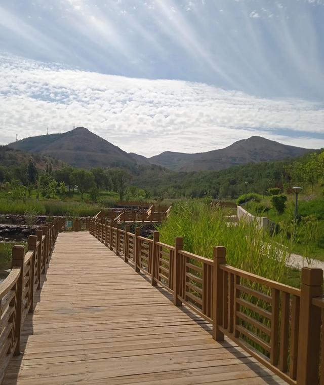 乌市雅山往西去有个水景公园,水面像梯田,还有花卉基地
