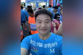 秦皇岛马拉松老陈穿反诈短袖跑完42公里，用时近6小时：第一次跑，并不觉得太吃劲图片