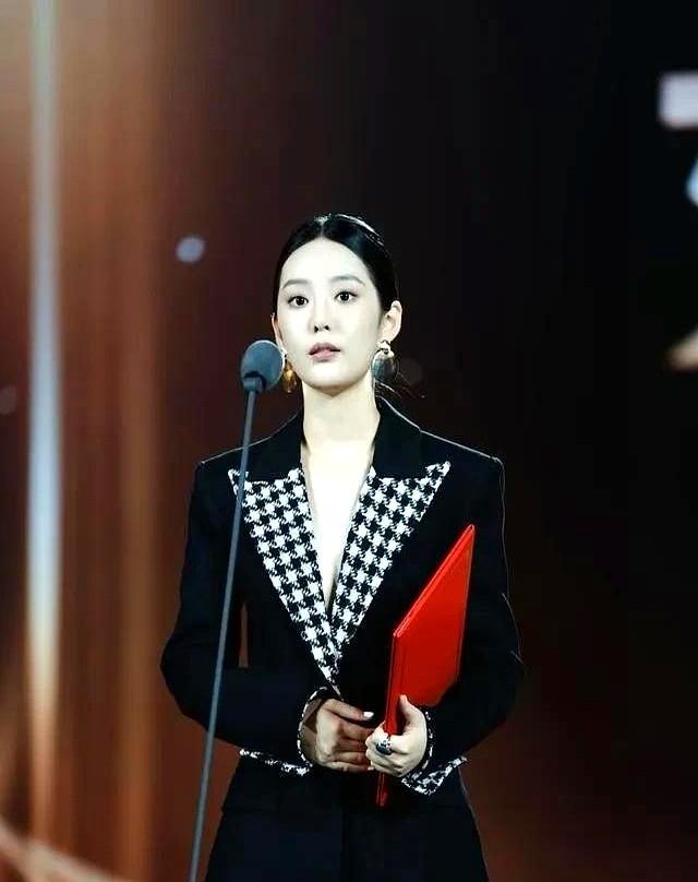 “短剧一姐”徐艺真再破天花板！这一次她让整个演艺圈“沉默”