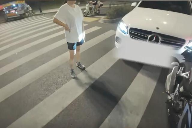 又一个奔驰姐！女司机路口长鸣笛，催促骑手让行，最后直接撞上了