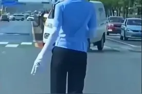 一个女交警执勤图片火了！穿高跟鞋走路扭屁股，网友：招蜂引蝶？图片