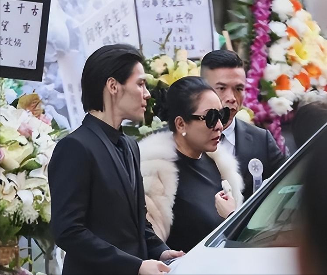 向府治丧现场大批警员戒备！向太向佐露面，遗嘱分配曝光出乎意料