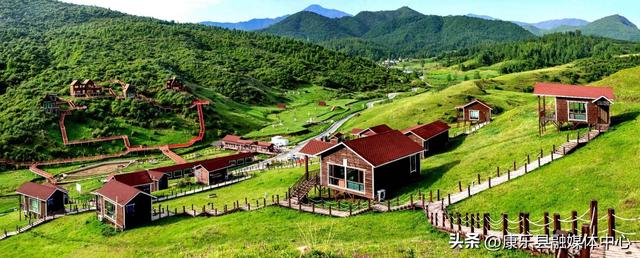 初秋的旅游大通道呈现五彩斑斓的美丽画卷
