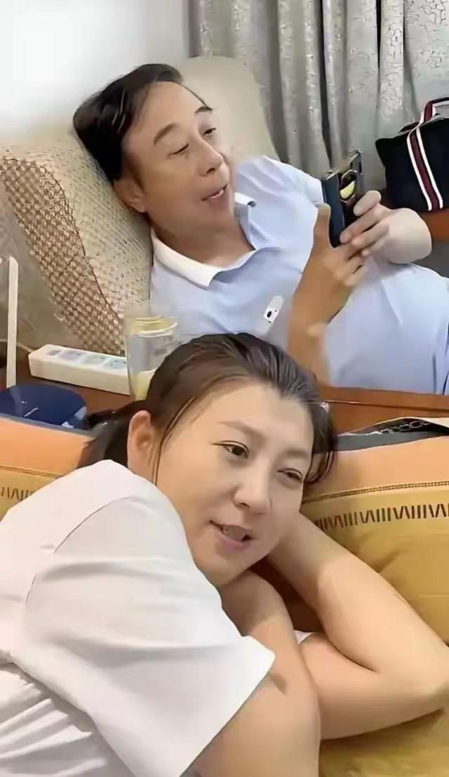 53岁闫学晶如今备受争议	，现在看来赵本山与她分道扬镳也正常