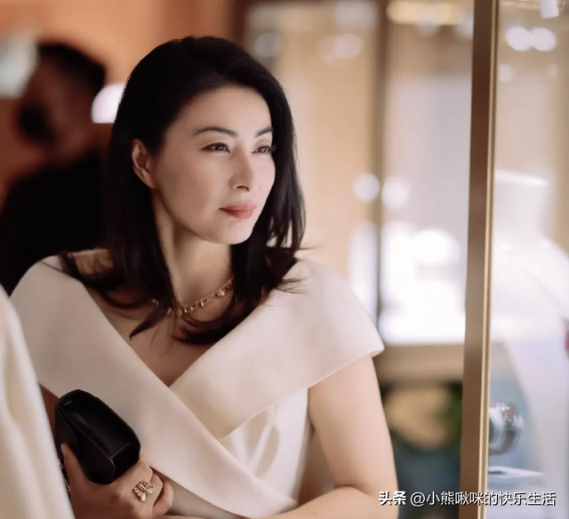 霍震霆没料到！44岁儿媳郭晶晶再次官宣喜讯, 让整个阔太圈沉默了