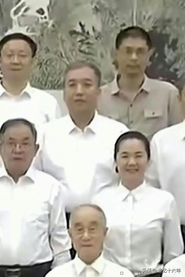 女航天员王浩泽和央视主持人康辉同框，身着白色衬衫，参加疗养
