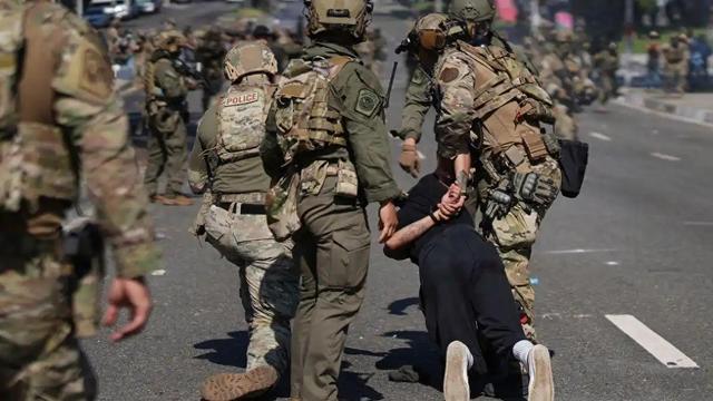 美国街头大清洗！特朗普新令引恐慌，数十万人要被强制关押