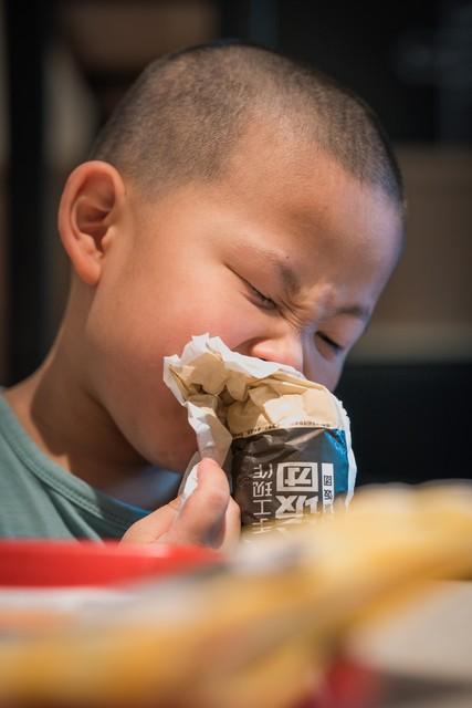 长大后难有出息的娃，“吃饭时”大多有3种表现，第一种就遭人嫌