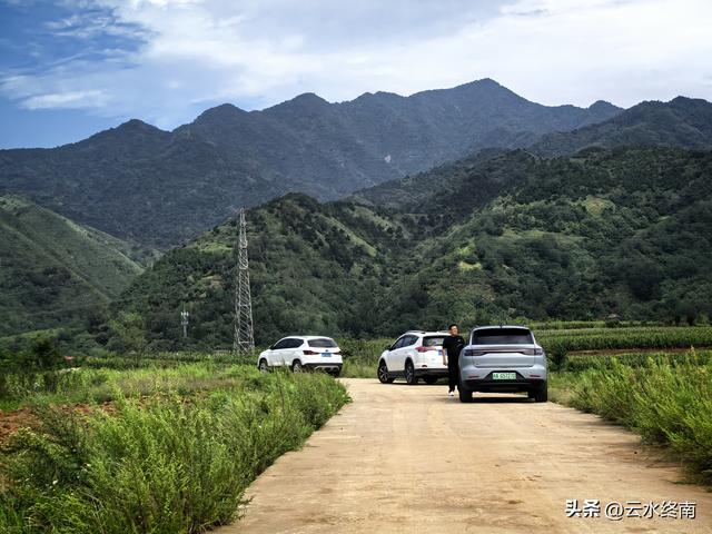 在西安最美免费露营地感叹：坡地变梯田，梯田变草原。真是神奇