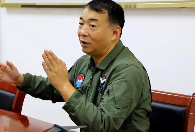 阅兵女机长身份曝光！私生活被扒，牺牲太大，老公身份也不简单