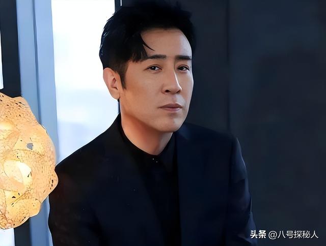 3岁丧父，吃姐姐奶水长大，成名后为8个哥姐买房，如今成全家骄傲
