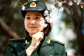 军校学员毕业到部队，当排长第1年，都是戴红牌不戴少尉军衔吗？图片