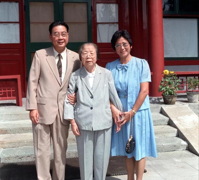 原国务院总理李鹏曾坦言：外界传我是周总理养子的说法，并不确切