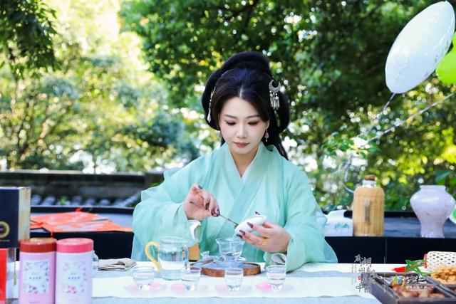 沪杭通世界，龙王山茶香映安吉！