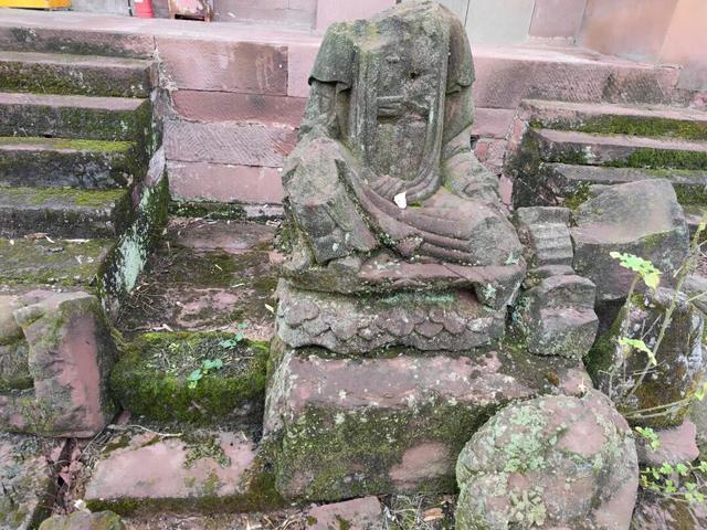 重庆璧山有座千年古庙，门口有座奈何桥，四周大量残破石刻佛像