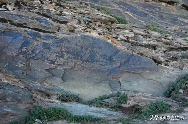 沉睡两千二百年后，扎陵湖石刻重见天日，成唯一原址秦刻石