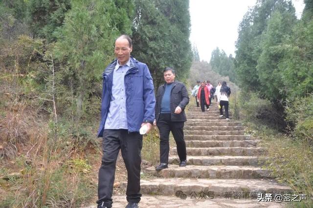 新密市实验高级中学举行重阳节登魏长城小顶山活动