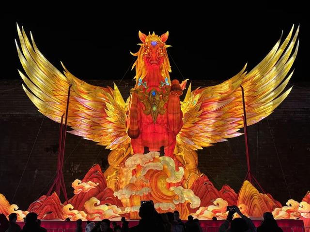 亮灯！马到！这是昨晚的南京