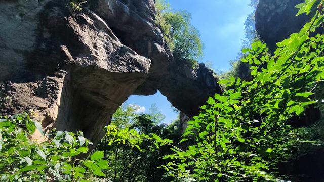 山西黎城县茶棚滩村单孔桥，桥旁多天然山洞，似有神灵守护