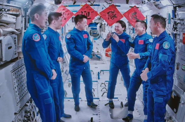 太空碎片威胁升级了！神舟二十号飞船被撞，6名航天员能否长驻？