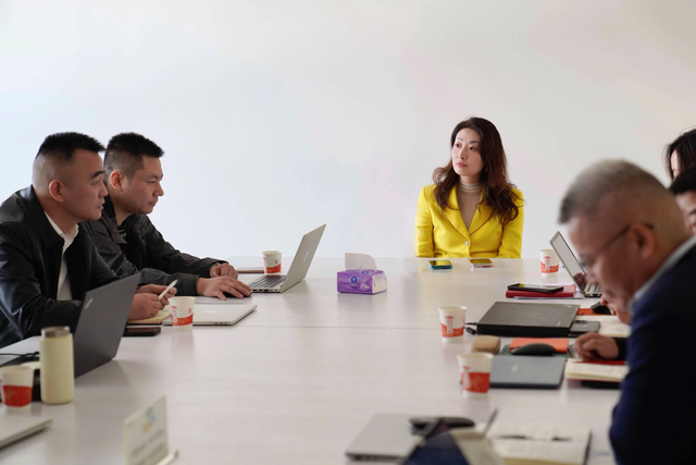 官媒发文！宗馥莉再破天花板，让亲叔宗泽后和整个商界沉默了