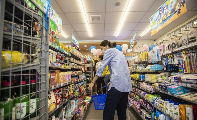 美国航母逼宫委内瑞拉？63%美国人反对开战，没人愿为战争买单！