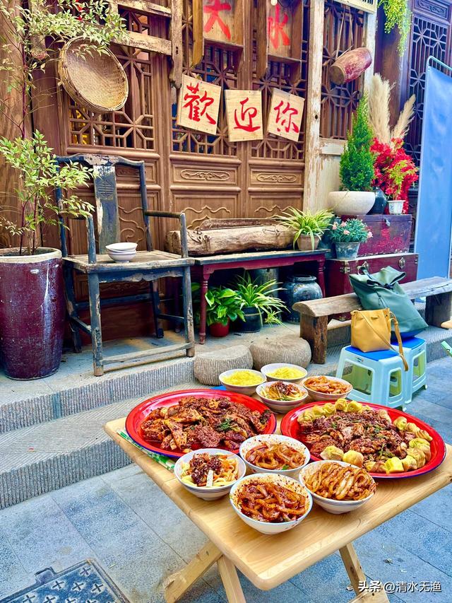 甘肃与陕西交界有座城，因一碗麻辣烫爆火，藏着令人惊叹的风景