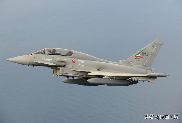 荷兰F-16开火，意大利台风开火，30枚导弹命中3架，北约咋打的？