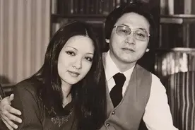 李敖第一次见胡因梦，盯着她玉足看半天，转身拿210万和女友分手图片
