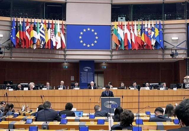 特朗普警告欧盟：拿不出6000亿就加税35%，27国转身制裁中企